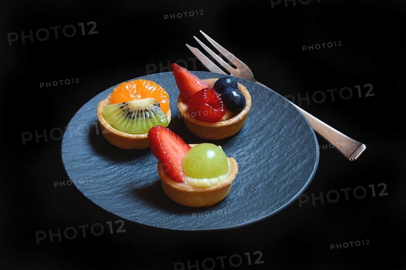 Verschiedene Fruchttoertchen auf Teller