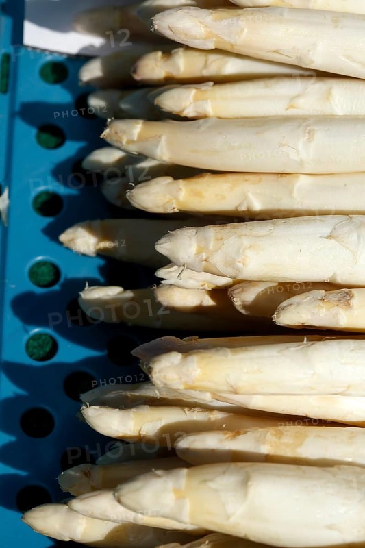 Frischer Spargel auf einem Marktstand