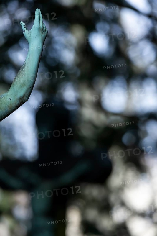 Hand einer Friedhofsfigur