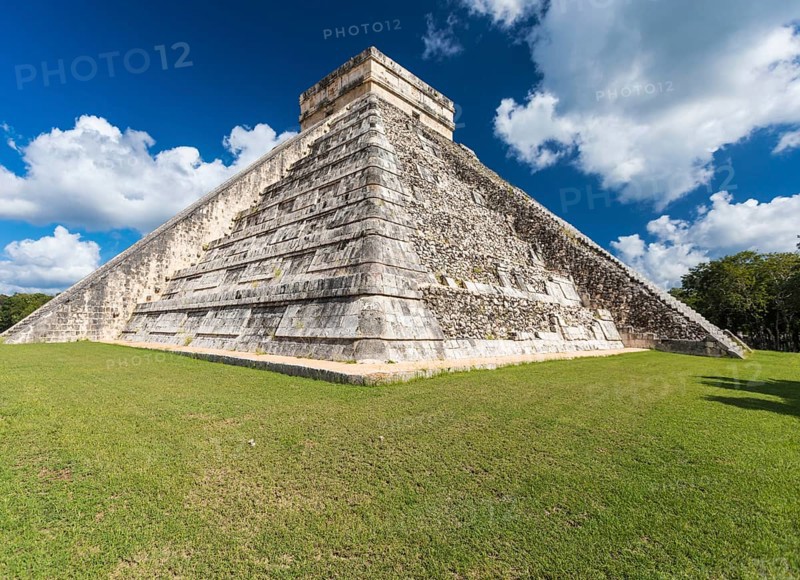 Mayan el castillo pyramid at the archaeological site in chichen itza