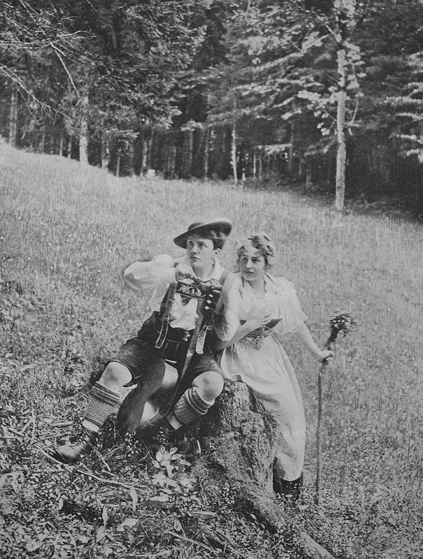 Junges Paar fuehlt sich ertappt nach einem heimlichen Treffen auf der Alm