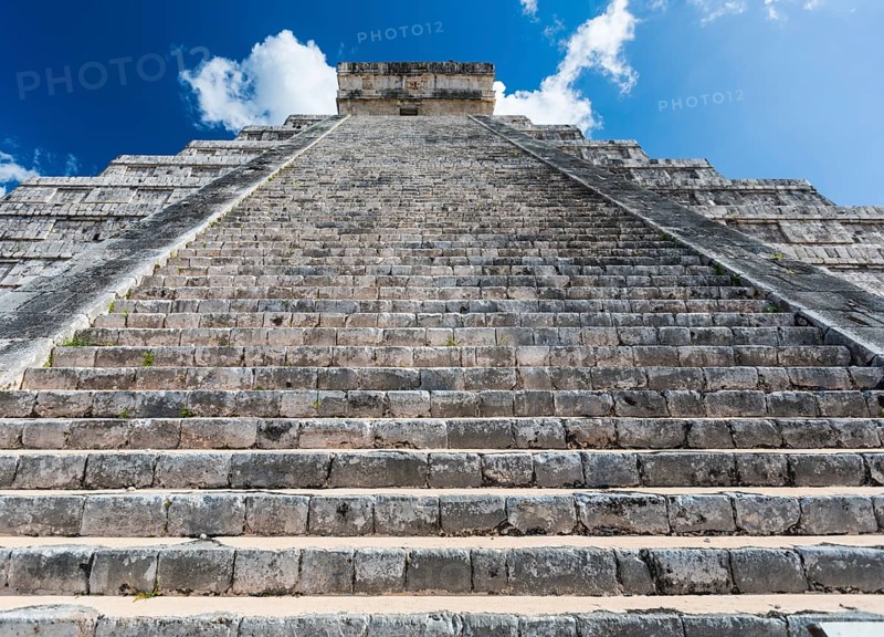 Mayan el castillo pyramid at the archaeological site in chichen itza