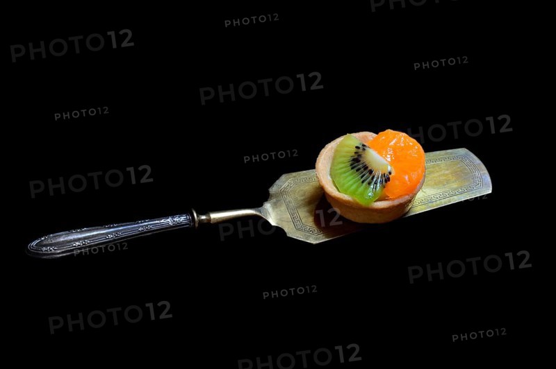 Fruchttoertchen auf Kuchenheber