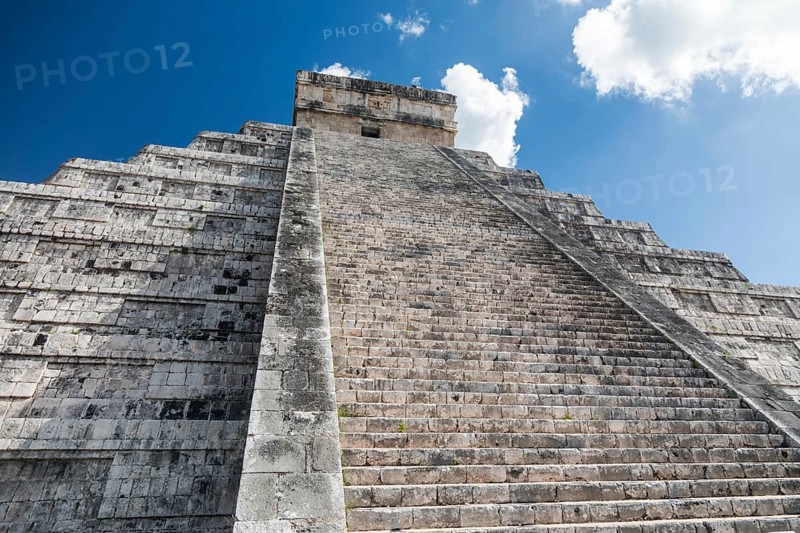 Mayan el castillo pyramid at the archaeological site in chichen itza
