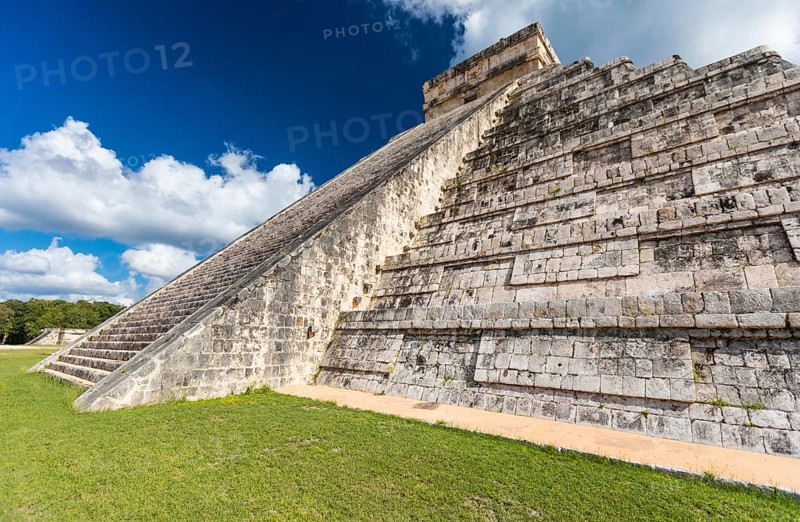 Mayan el castillo pyramid at the archaeological site in chichen itza