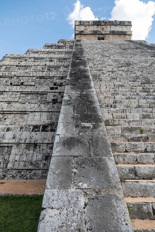 Mayan el castillo pyramid at the archaeological site in chichen itza