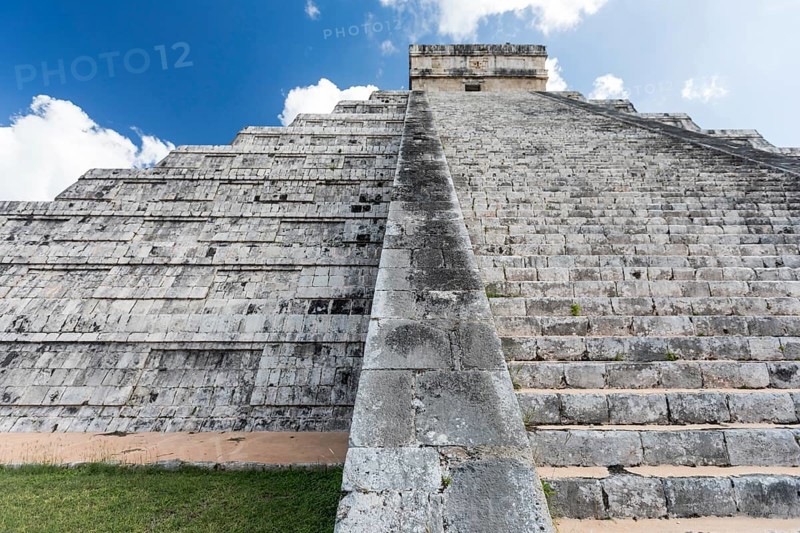 Mayan el castillo pyramid at the archaeological site in chichen itza