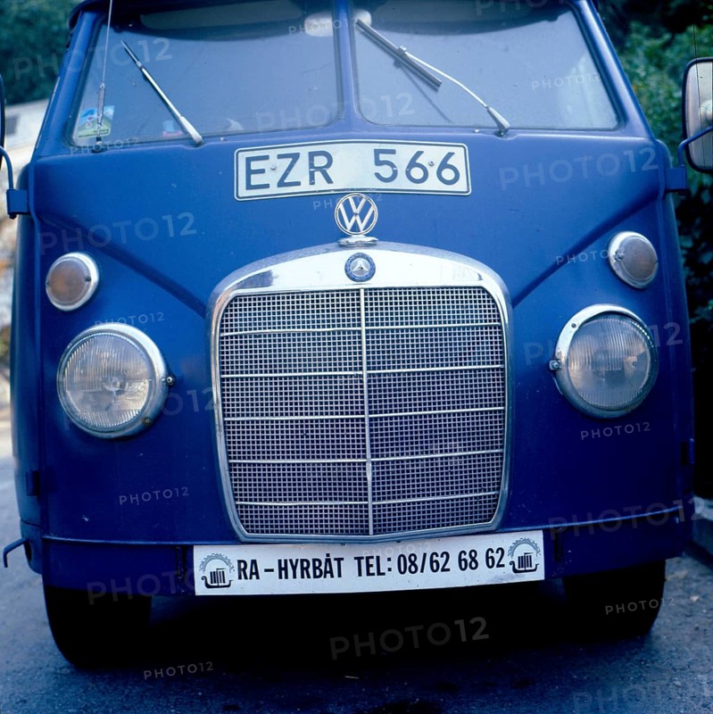 VW Bus mit Mercedes Benz Grill