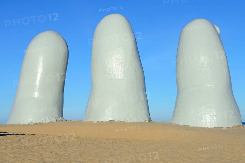 Three fingers of the sculpture La Mano