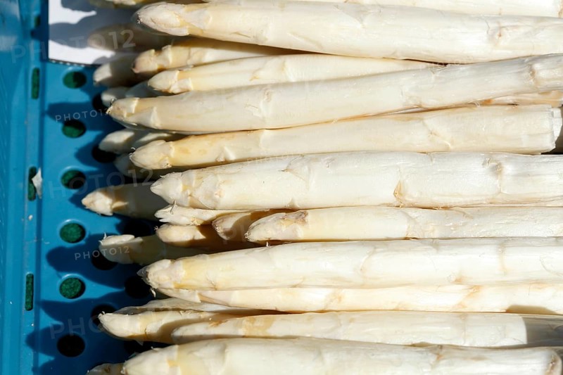 Frischer Spargel auf einem Marktstand