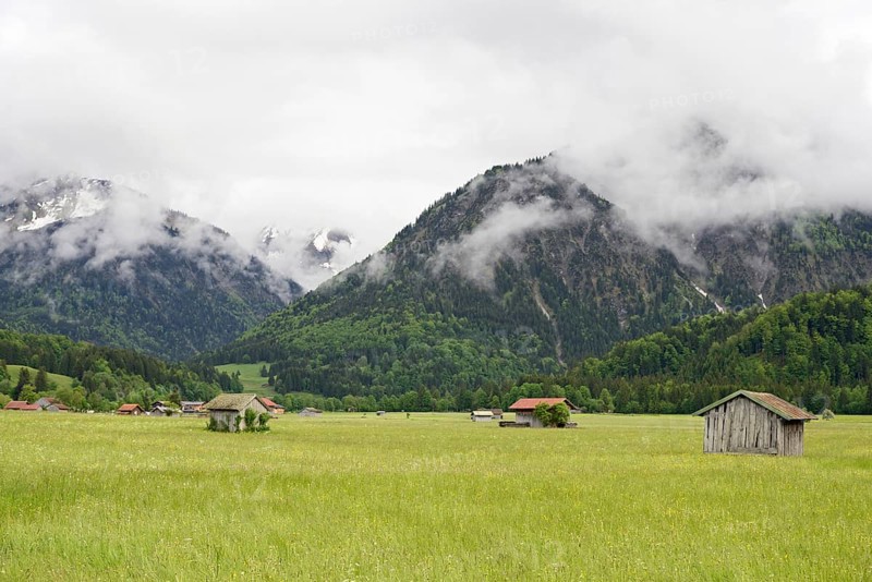 View from the Loretto meadows to the cloud-covered mountain Himmelschrofen