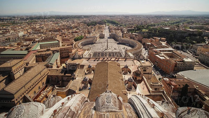 Ausblick von der Kuppel der Basilika San Pietro oder Petersdom auf den Petersplatz und Via della Conciliazione