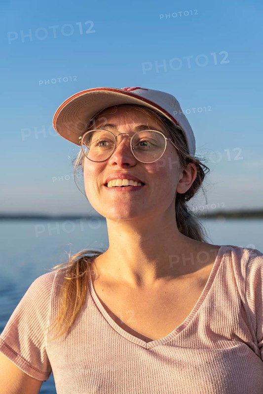 Junge Frau blickt in die Kamera