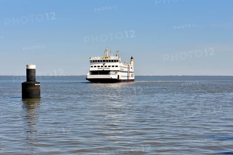 Faehrschiff bei der Einfahrt in den Hafen von Wyk auf Foehr