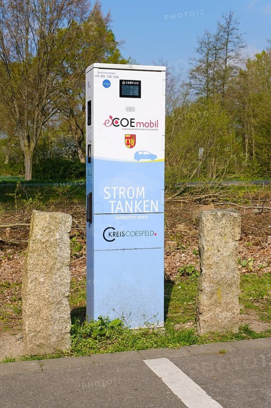 Charging station for electric vehicles