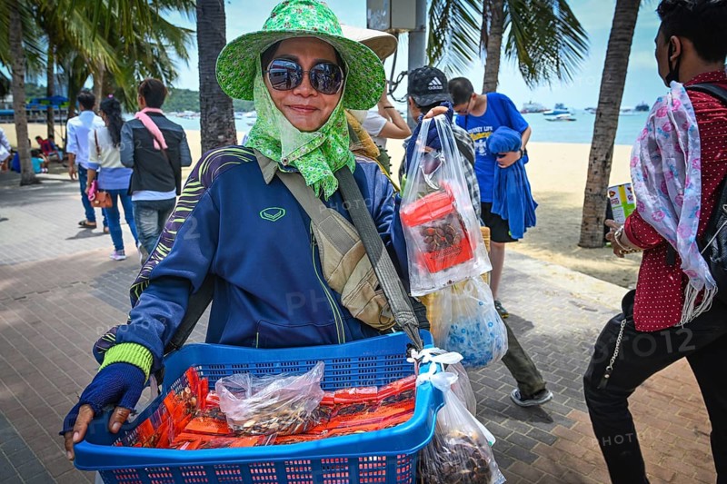 Thai woman selling inca-peanut