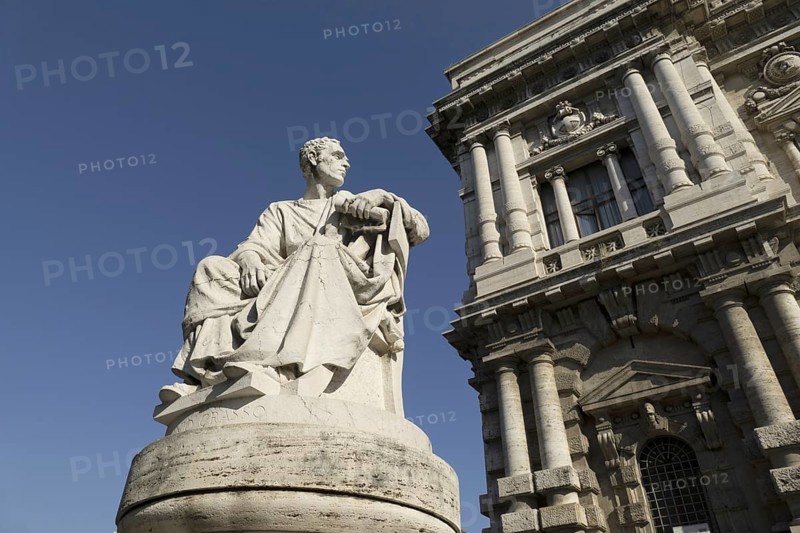 Statue von Licinio Crasso am Palazzo di Giustizia