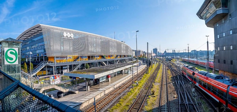 Tracks and trains at Hackerbruecke