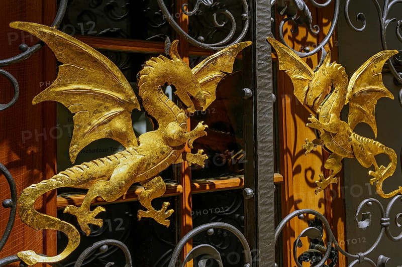 Two golden dragons at the entrance gate