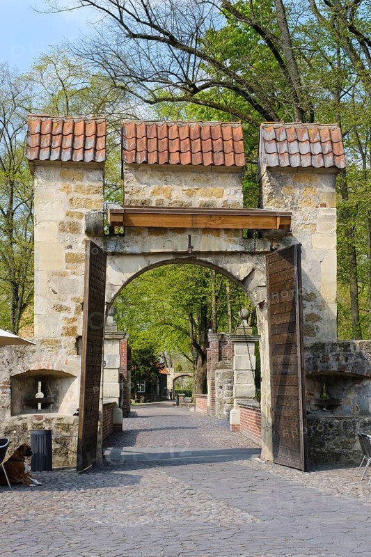 Draught bridge gate