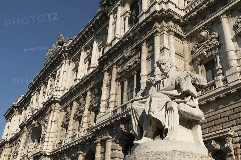 Statue von Elio Floriano Erennio Modestino vor dem Palazzo di Giustizia
