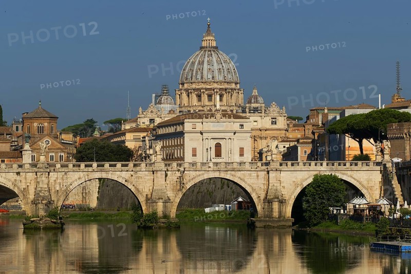 Blick auf die Bruecke Ponte Vittorio Emanuele und den Tiber Richtung Petersdom