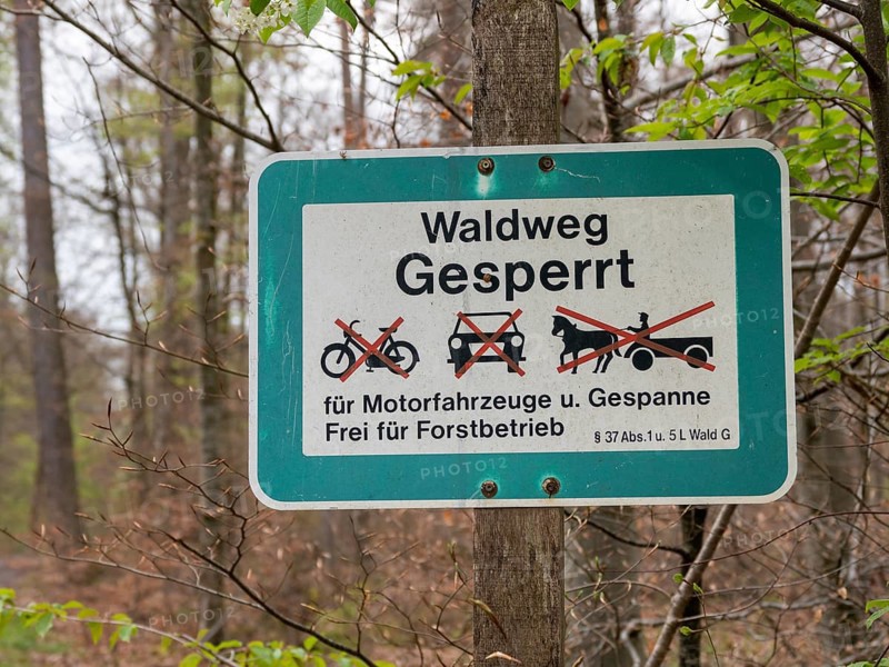 Schild Waldweg gesperrtâ€œ im Naturpark Schoenbuch bei Herrenberg