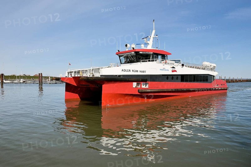 Katamaran Ruem Hart faehrt in den Hafen
