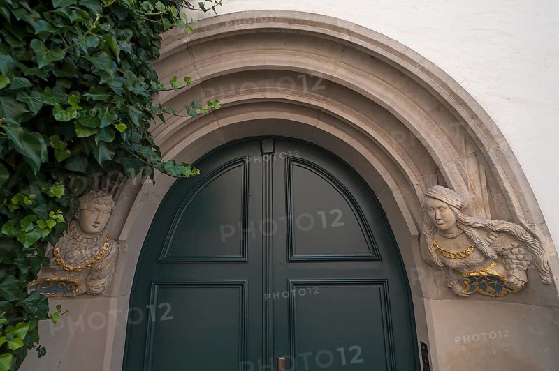 Portal mit einem Renaissancepaar als Schildhalter von 1566