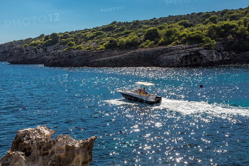 Yacht im glitzerden Wasser