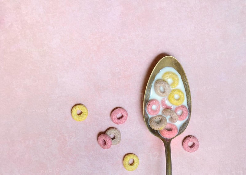 Fruit-flavoured cereal rings in spoon