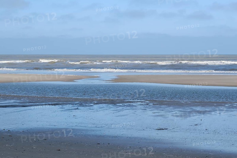 Priele und Wellen an der Nordseekueste
