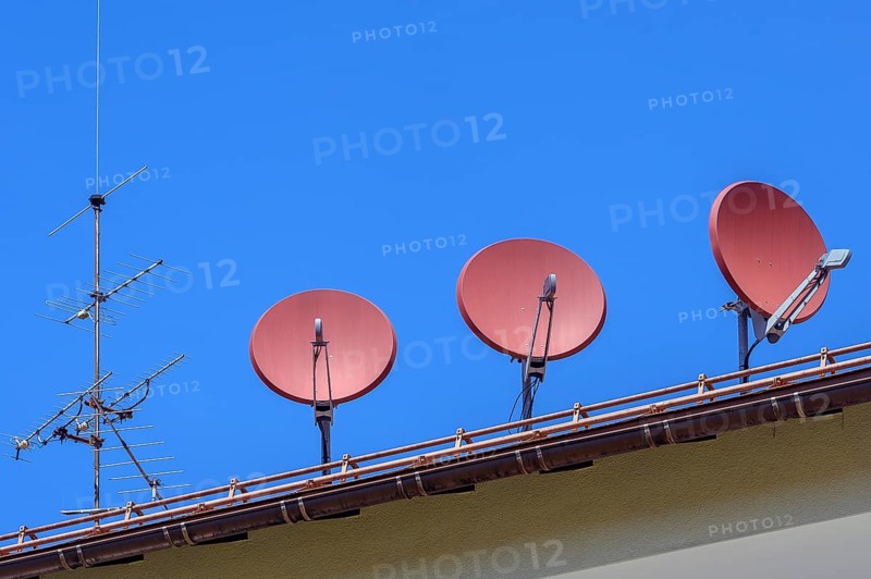 Antenna and antenna dishes