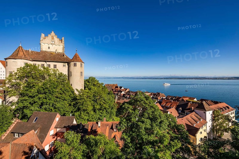 Burg Meersburg und Ausflugsdampfer