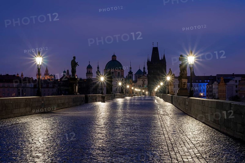 Karlsbruecke mit Altstaedter Brueckenturm und Kreuzherrenkirche