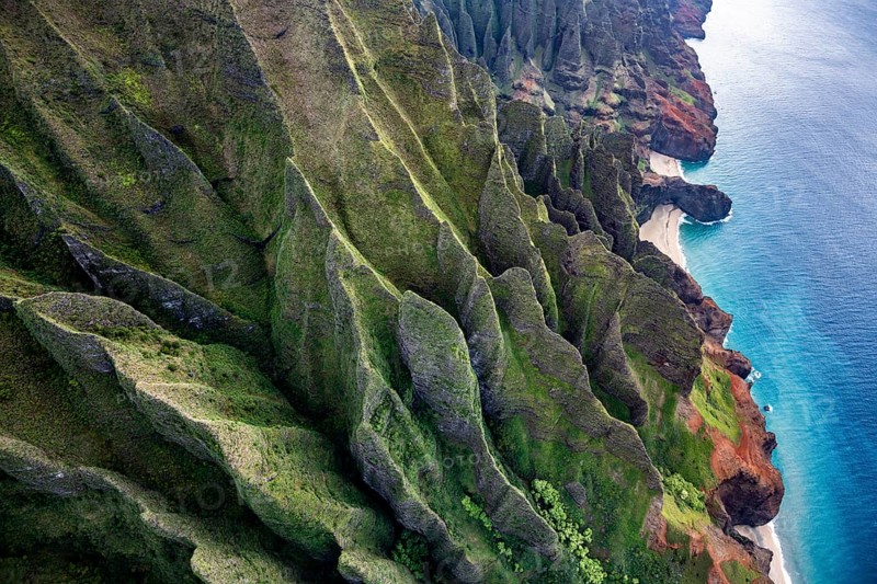 Luftaufnahme der zerkluefteten Na Pali Coast
