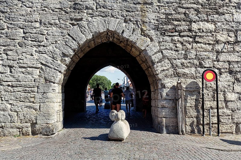 Gate in the city wall with stone sculpture