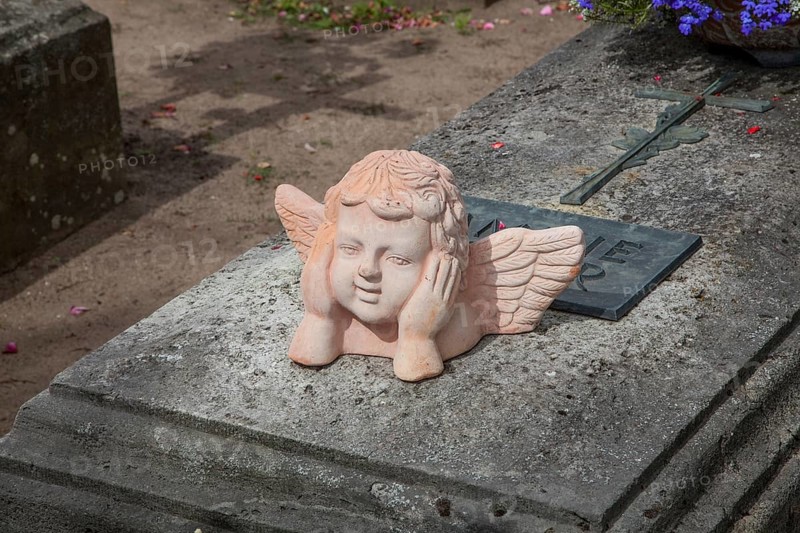 Angel on a grave at the Johannis Cemetery