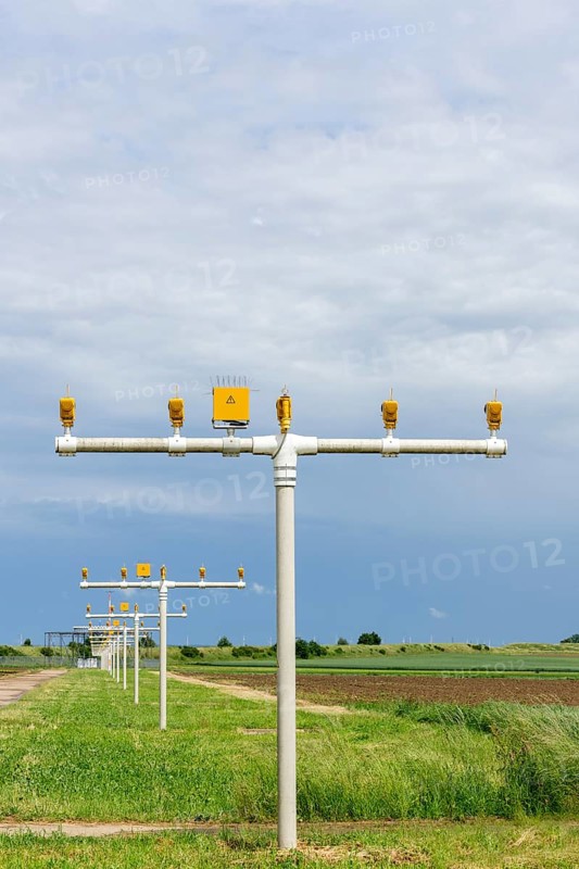 Landing runway lighting