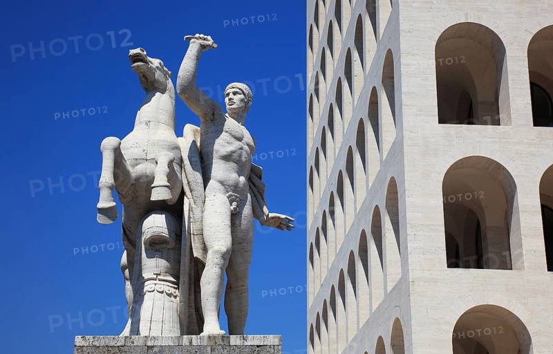 Statue am Palazzo della Civilta Italiana