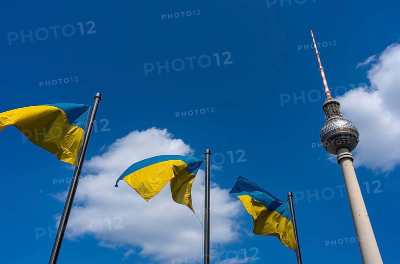 Die Ukrainische Nationalflagge vor dem Berliner Fernsehturm am Alexanderplatz