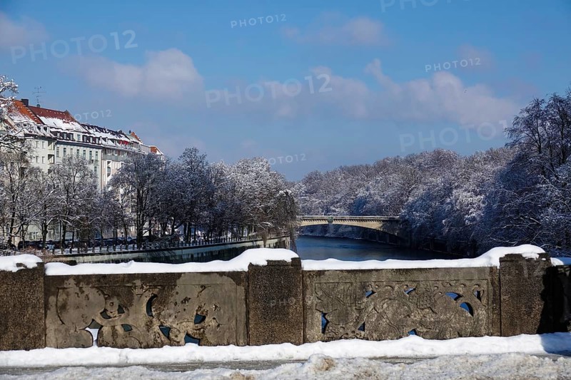 View from the Maximiliansbruecke to the north on the Isar and the Luitpoldbruecke
