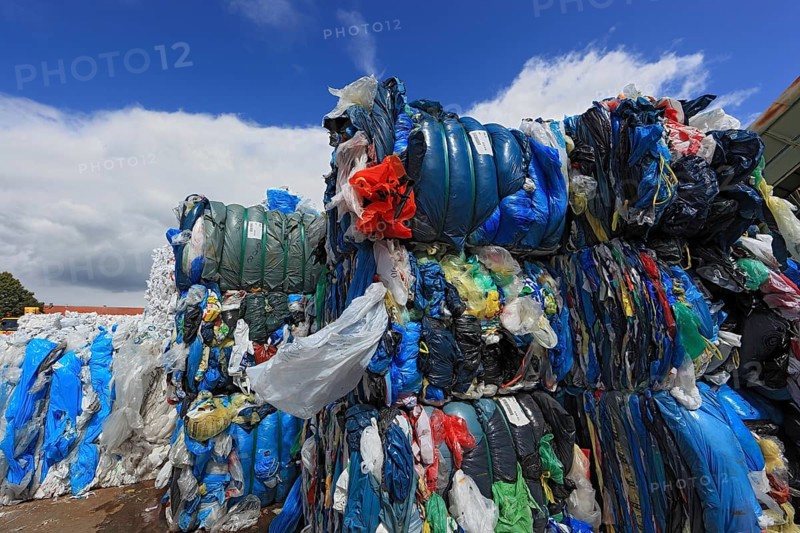 Ballen mit Plastikfolien fuer das Kunststoffrecycling in einem Recyclingbetrieb