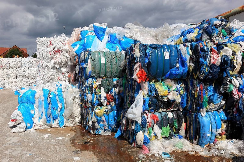 Plastikfolien in Ballen zur Wiederverwertung in einem Recyclingbetrieb