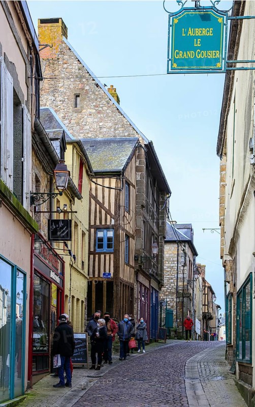 Queue in front of a bakery in Grande Rue