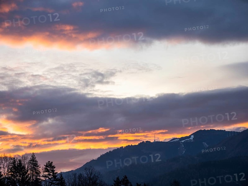 Wolken im Morgenrot bei Sonnenaufgang