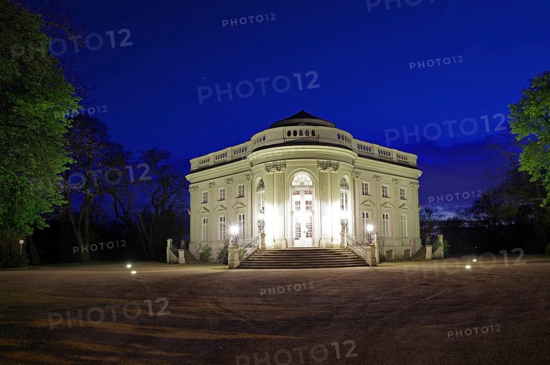 Das beleuchtete Schloss Richmond in der Abenddaemmerung