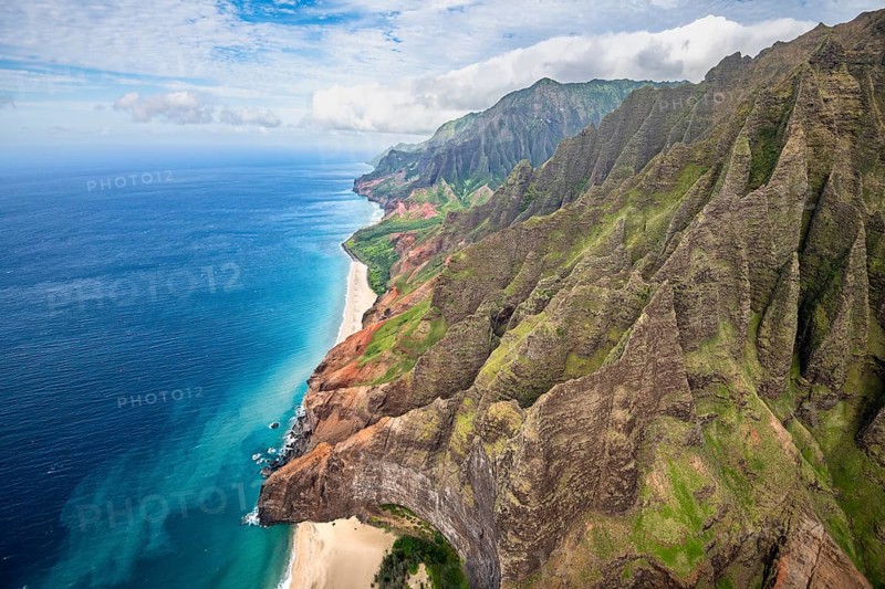 Luftaufnahme der zerkluefteten Na Pali Coast