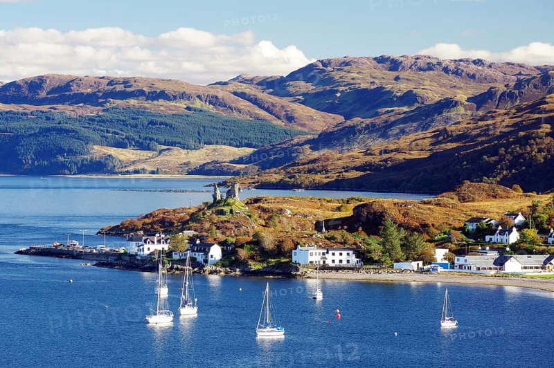 Bucht mit Segelbooten und dem kleinen Ort Kyle of Lochalsh