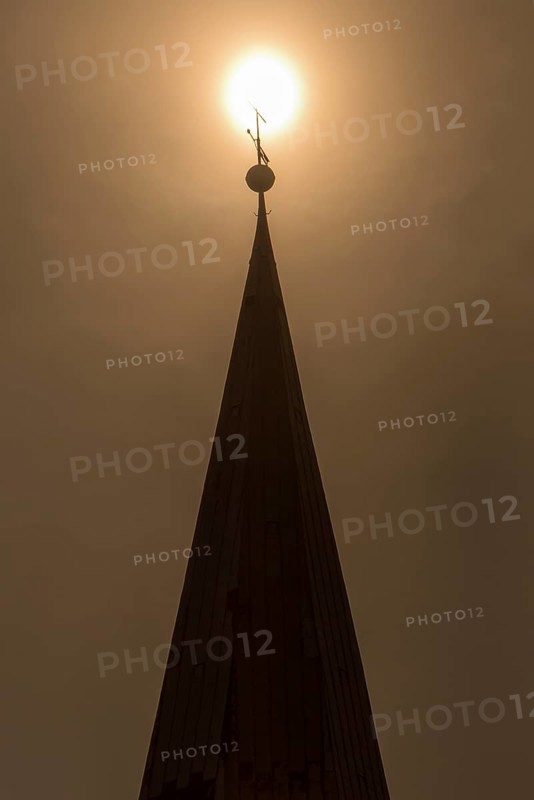 Johannisturm mit Sonne im Saharastaub im Maerz 2022